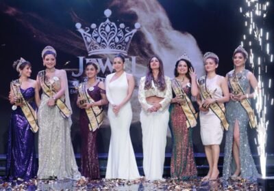 Malaika Arora and Narifirst Aikta Sharma present the Jewel of India Trophy to Dr. Rupinder kaur Khera & Eesha Agrawal